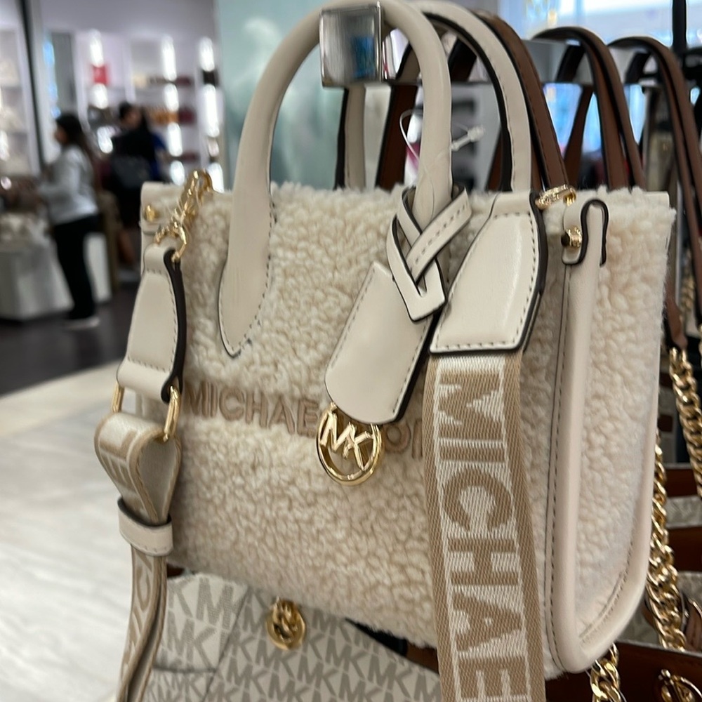 Michael Kors Mirella Extra-Small Sherpa XS SHOPPER XBODY
SHEARLING Crossbody - Picture 2 of 16
